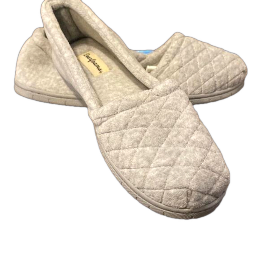 Dearfoams ladies gray slippers. New without tags. Size 7-8 Medium